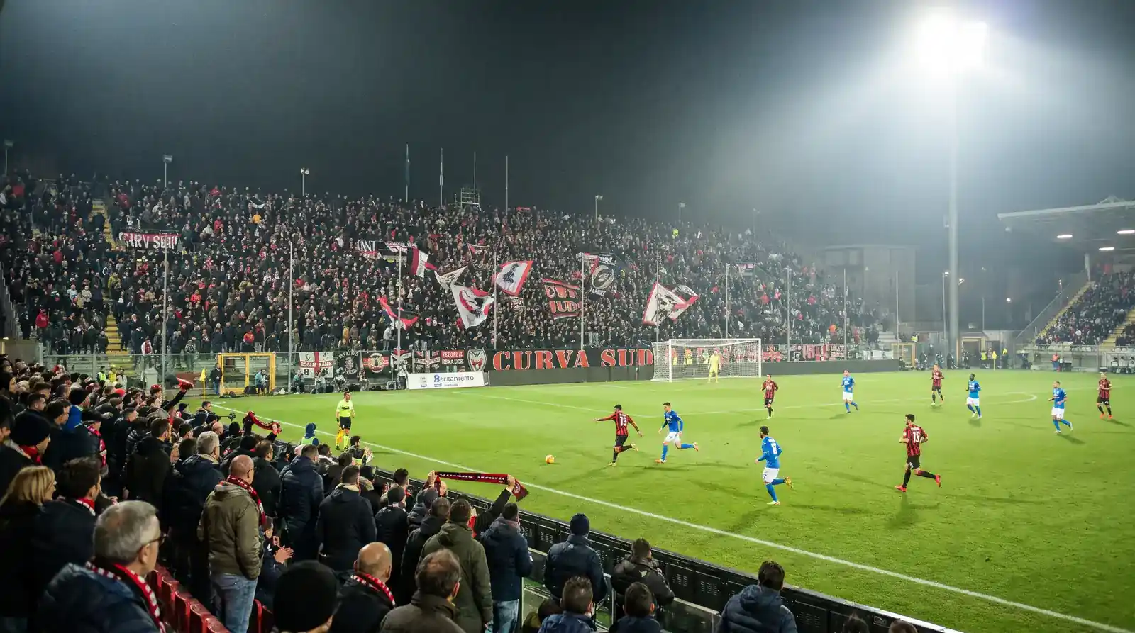 Stadio italiano di Serie A con il pubblico sugli spalti durante una partita del massimo campionato di calcio