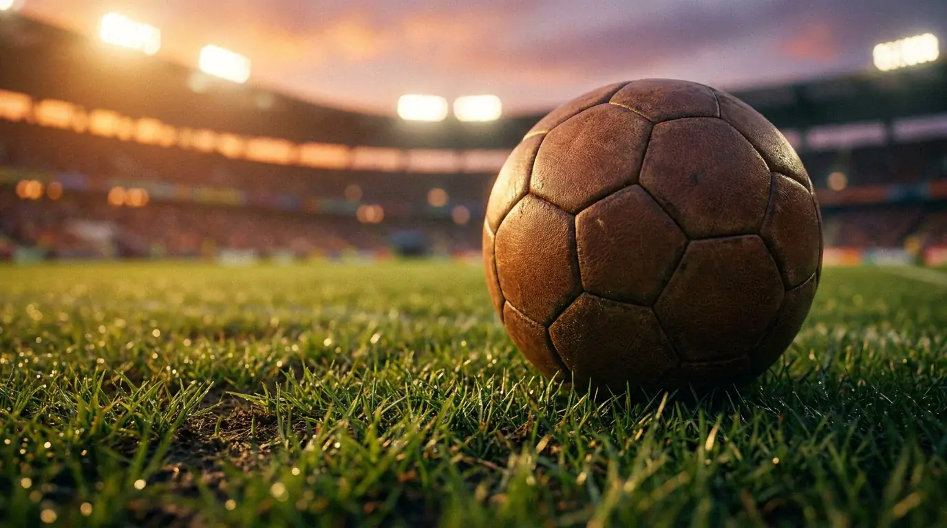 Pallone su un campo da calcio illuminato di sera durante una partita europea