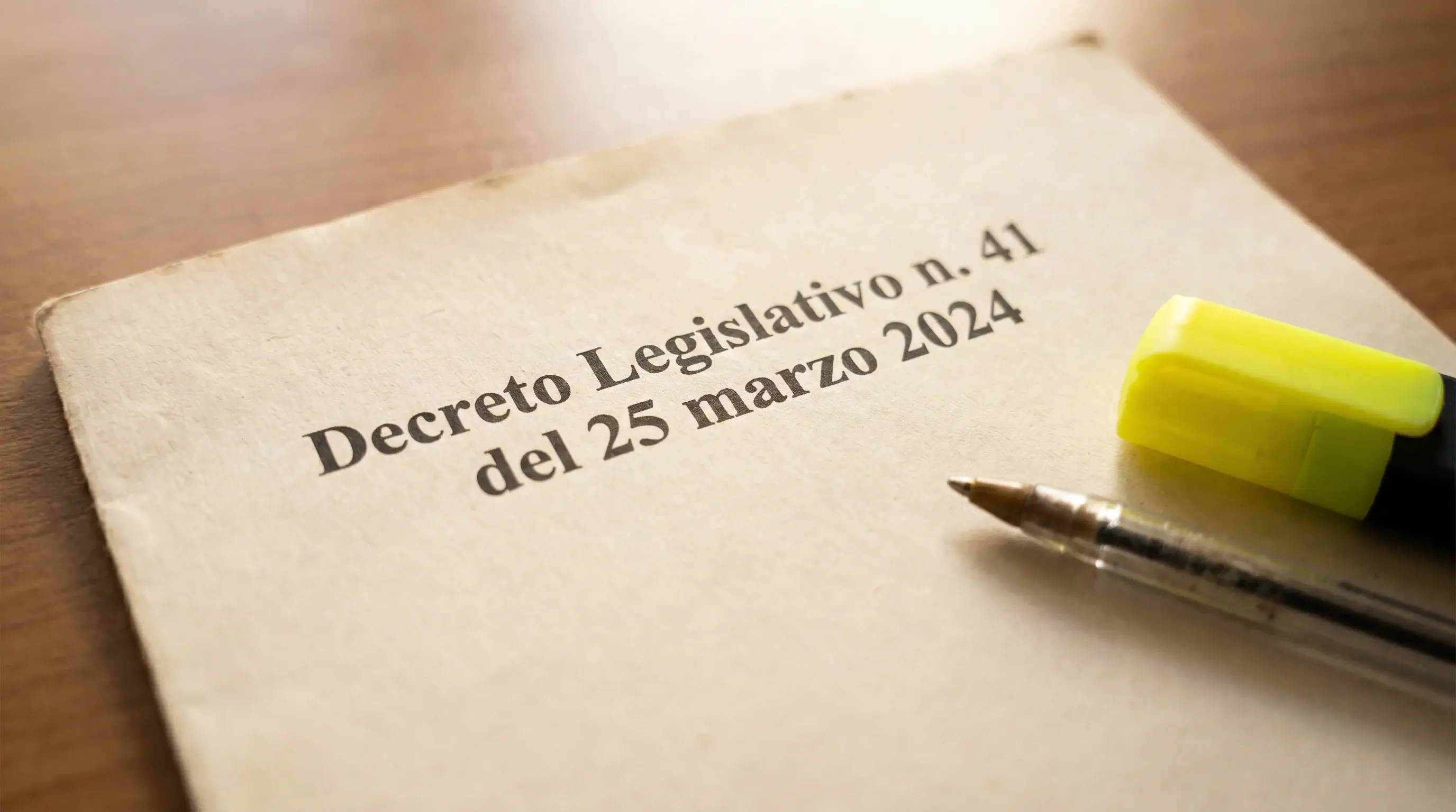 Pagina di un decreto legislativo italiano sul gioco a distanza con annotazioni