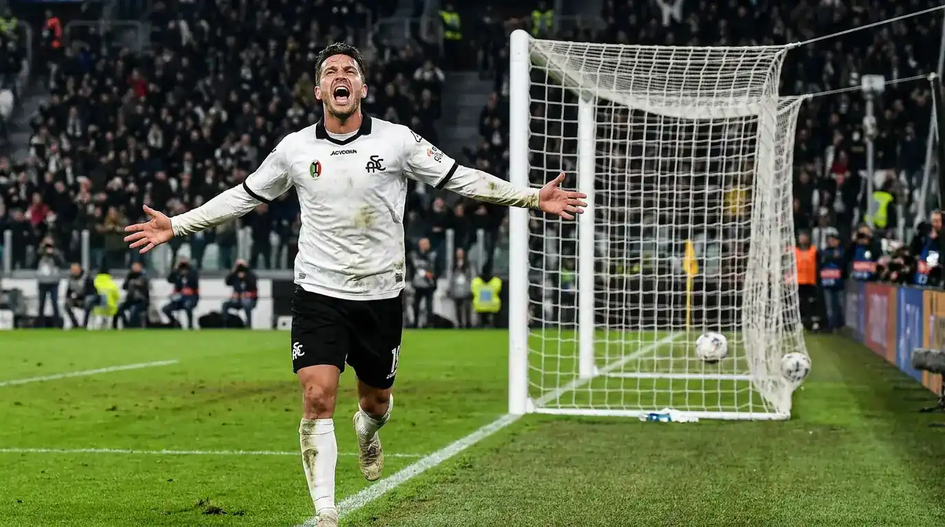 Attaccante di calcio che esulta dopo aver segnato un gol decisivo per il mercato marcatore qualunque