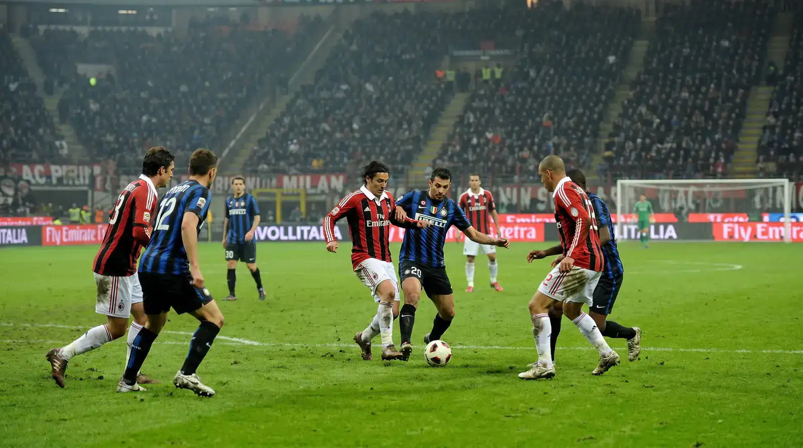 Azione di gioco fra due squadre italiane di calcio in un derby di Serie A con esito finale incerto